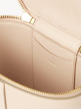 Mini Marcie vanity on chain in grained leather Grained calfskin
Cement Pink Product detail