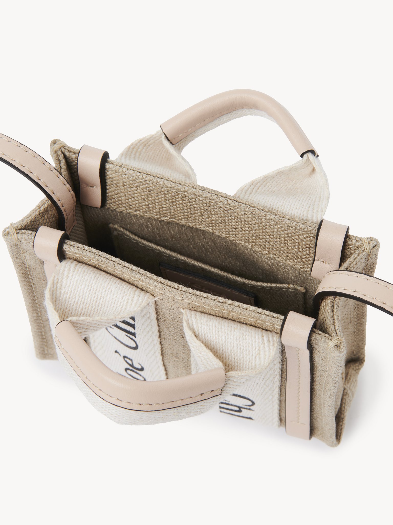 Nano Woody tote bag in linen Linen canvas & shiny calfskin with Chloé logo
Cement Pink Product detail