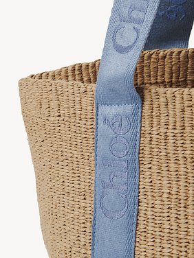 Large Woody tote bag in natural fibres Fair-trade paper, calfskin and webbing with Chloé logo
Washed Blue Front view of the product being worn