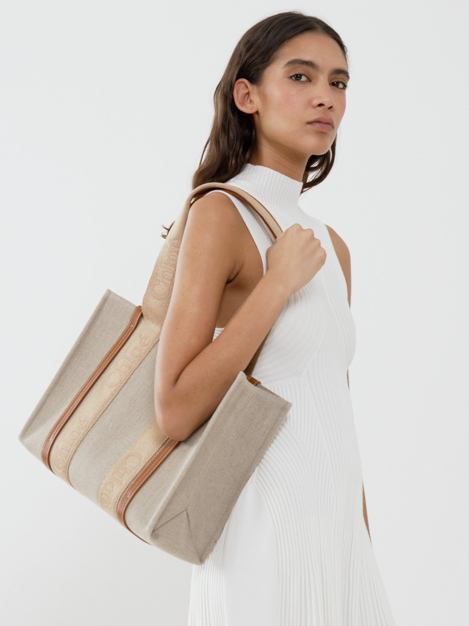 Woody tote bag in linen Linen canvas, calfskin & webbing with Chloé logo
Soft Tan [*** acc_altImage_shotV ***]