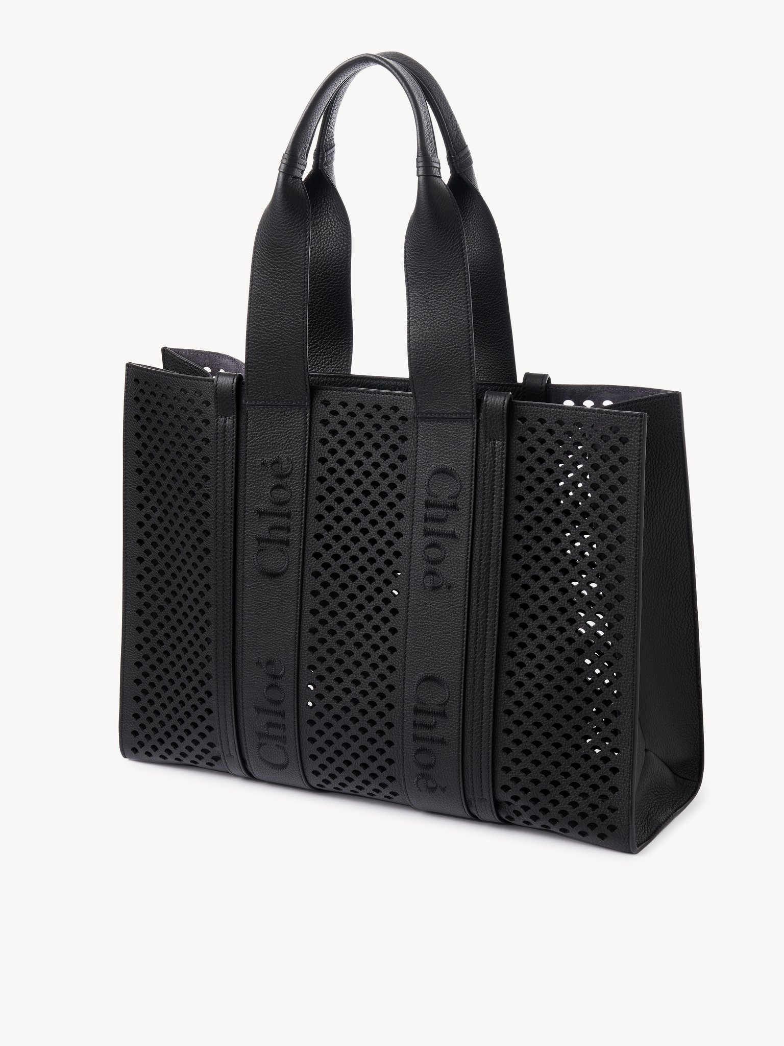 Large Woody tote bag in grained leather Perforated scallops on grained calfskin with Chloé logo
Black Product detail