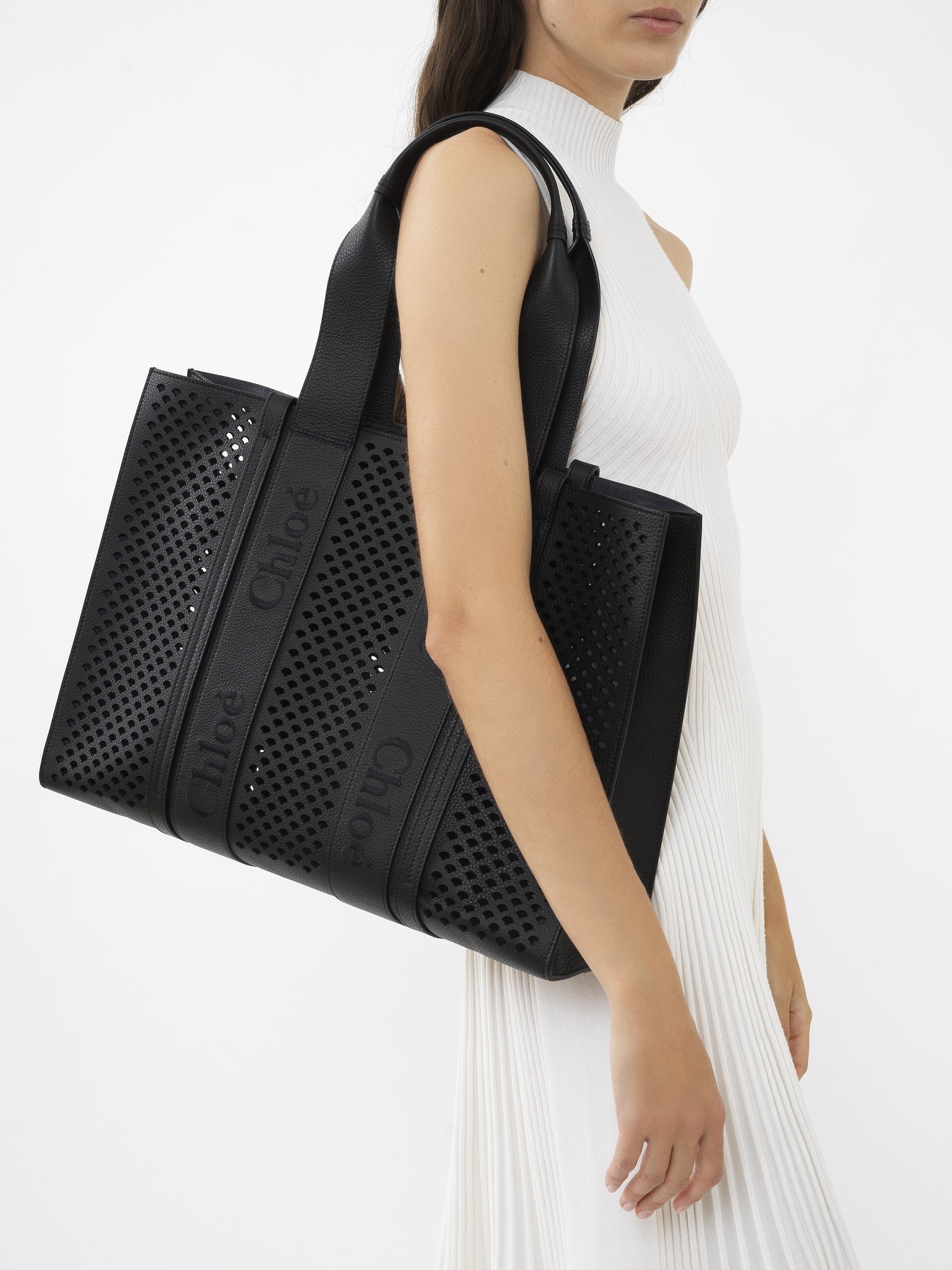 Large Woody tote bag in grained leather Perforated scallops on grained calfskin with Chloé logo
Black Back view of the product