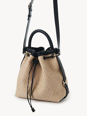 Borsa a secchiello Marcie in pelle morbida e fibre intrecciate Fibre e pelle di vitello
Hot Sand Dettaglio del prodotto