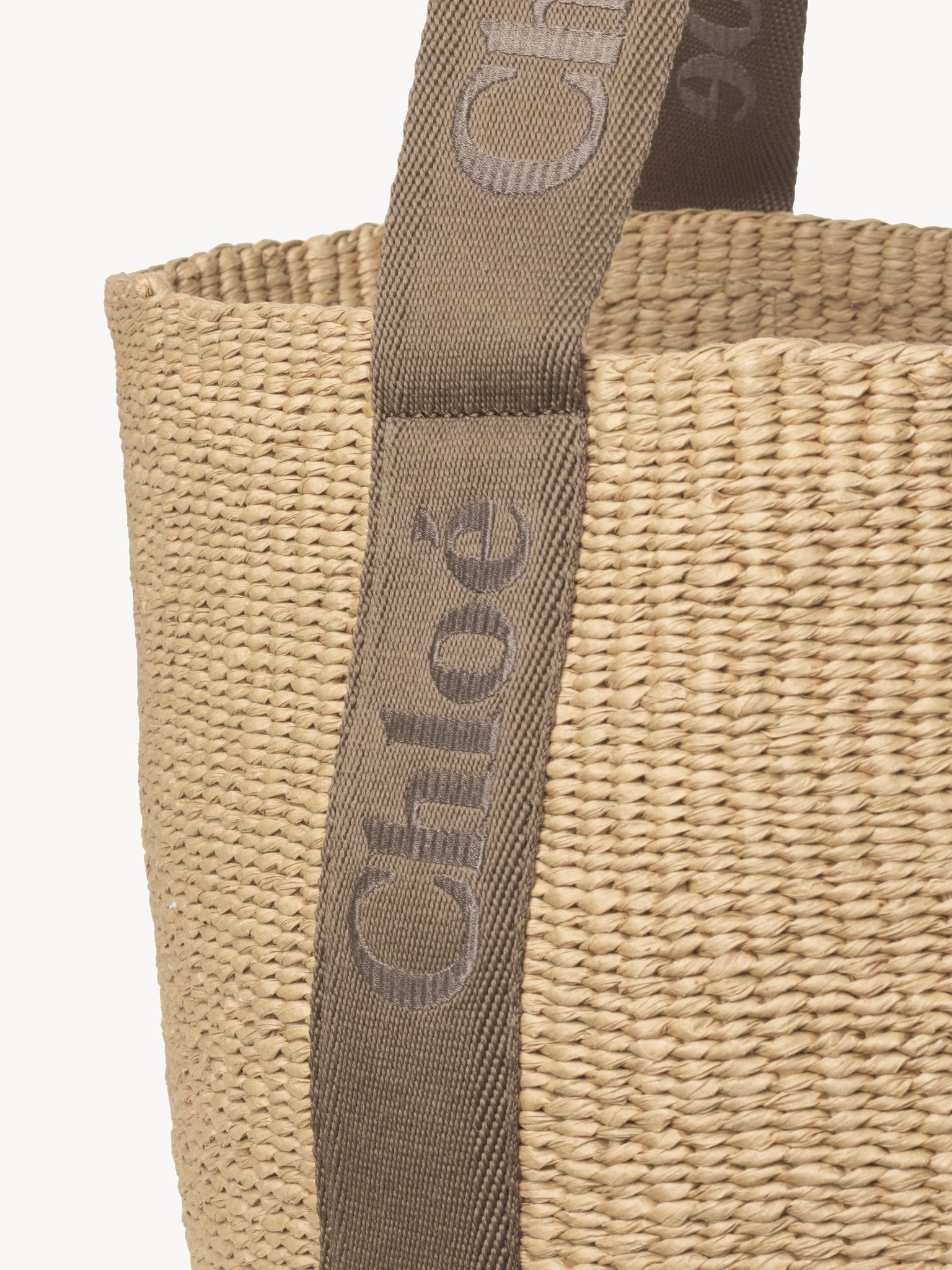 Large Woody basket in fair-trade natural fibers Fair-trade paper, calfskin & webbing with Chloé logo embroidery
Dark Nut Front view of the product being worn