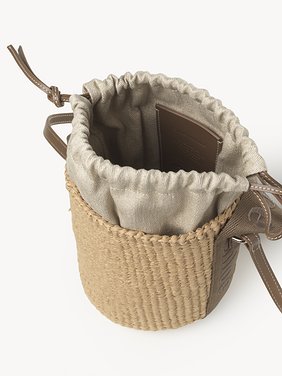 Small Woody basket in fair-trade natural fibers Fair-trade paper, calfskin & webbing with Chloé logo
Dark Nut Front view of the product being worn