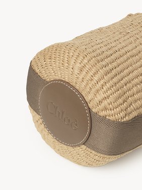 Small Woody basket in fair-trade natural fibers Fair-trade paper, calfskin & webbing with Chloé logo
Dark Nut Front view of the product being worn