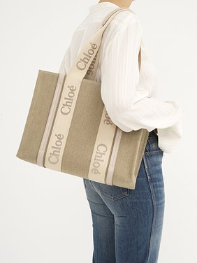 Woody tote bag in linen Linen canvas, calfskin and webbing with Chloé logo embroidery
Wild Grey Back view of the product