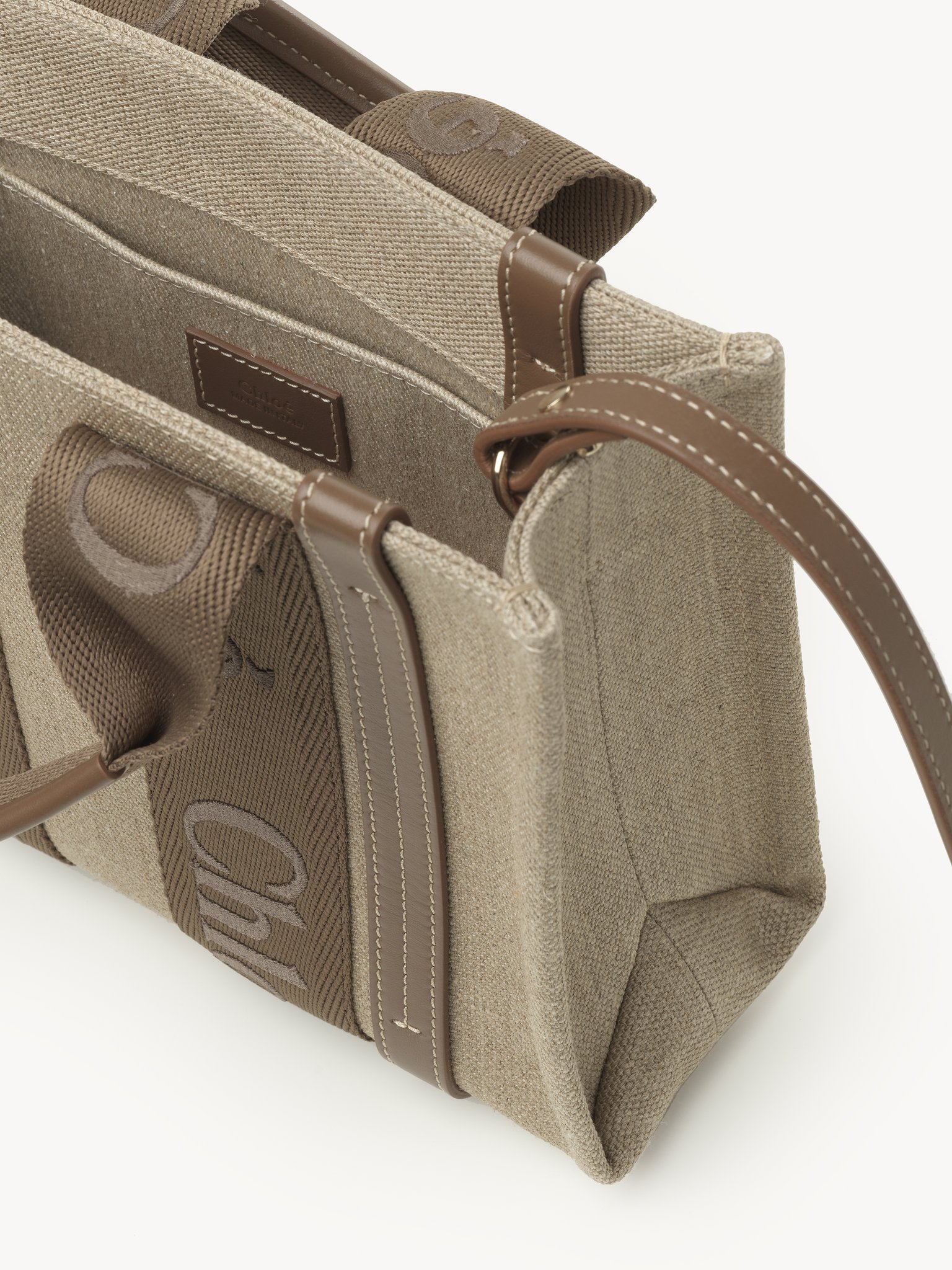 Small Woody tote bag in linen Linen canvas, calfskin and webbing with Chloé logo embroidery
Dark Nut 