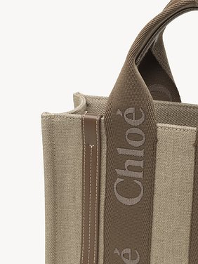 Small Woody tote bag in linen Linen canvas, calfskin and webbing with Chloé logo embroidery
Dark Nut 