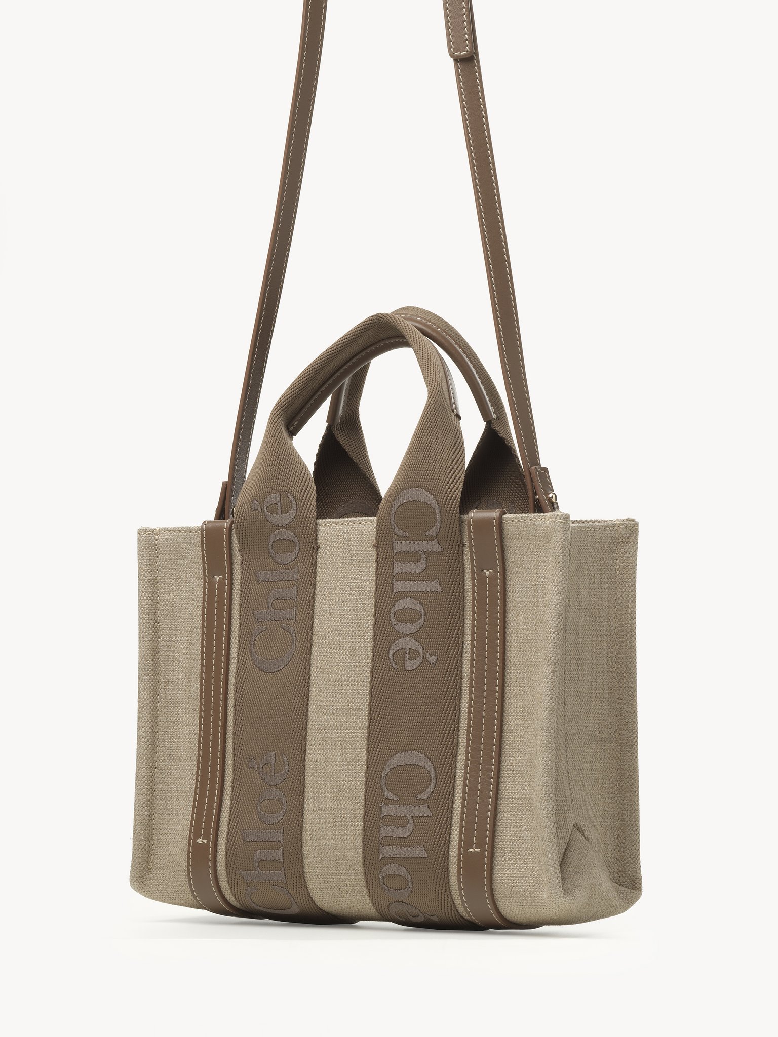 Small Woody tote bag in linen Linen canvas, calfskin and webbing with Chloé logo embroidery
Dark Nut Product detail