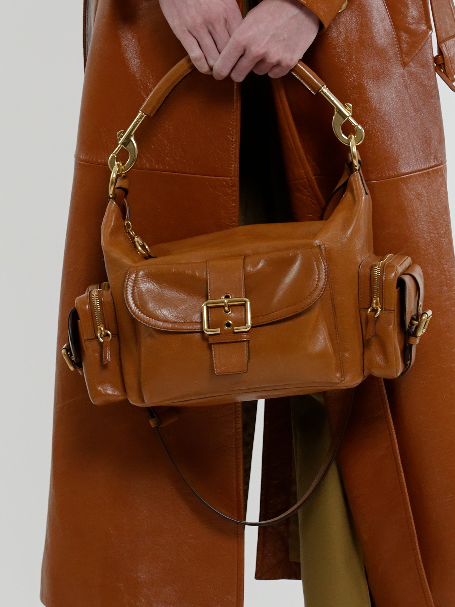 Camera bag in shiny leather Natural shiny buffalo leather
Clay Brown [*** acc_altImage_shotV ***]