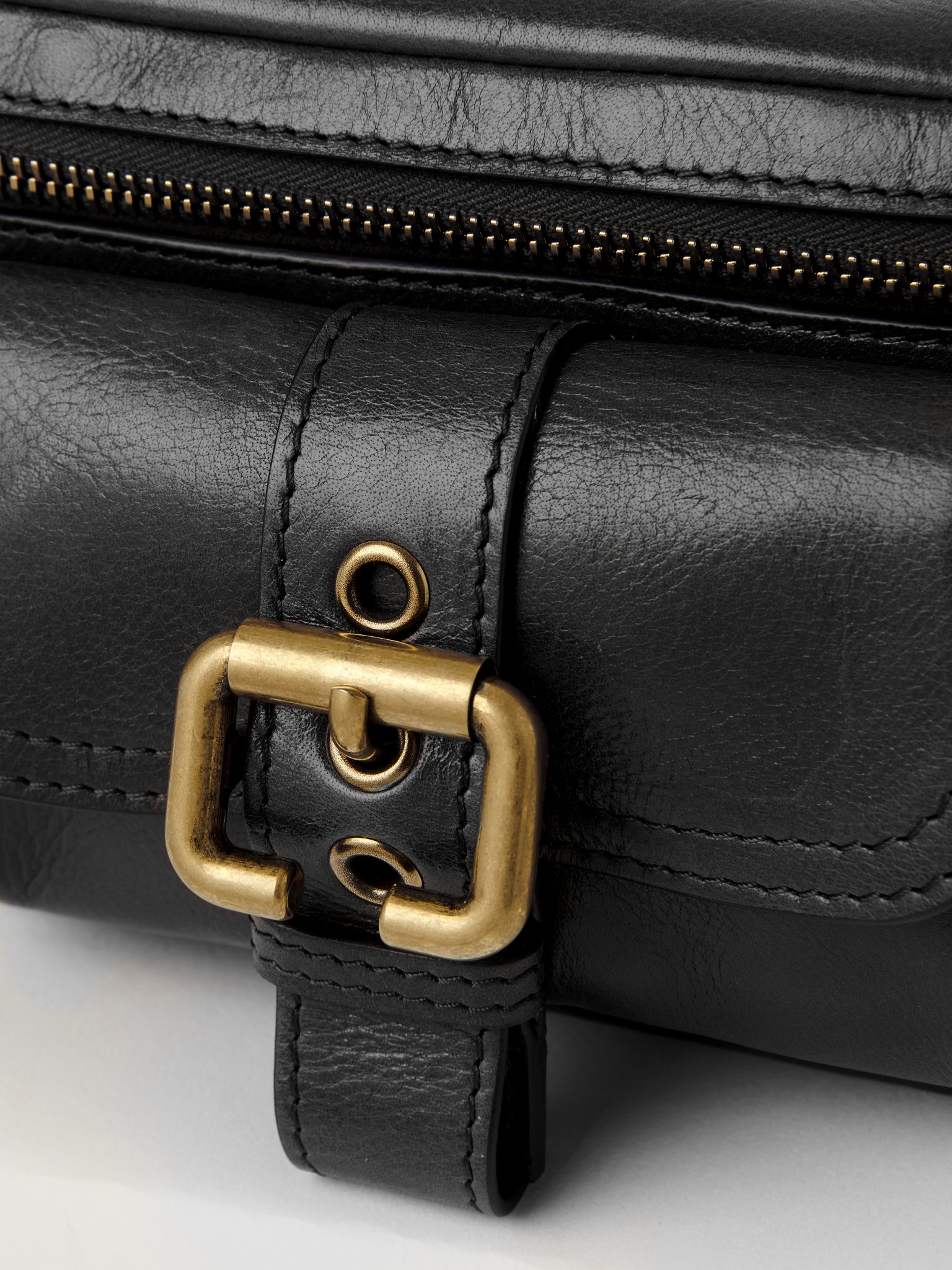 Small Camera bag in shiny leather Natural shiny buffalo leather
Black 