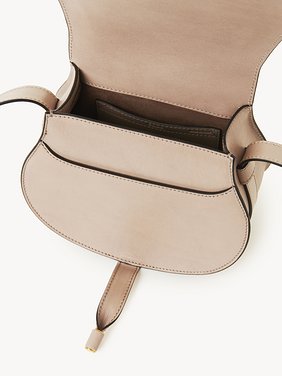 Borsa saddle Marcie piccola in pelle lucida Pelle di vitello lucida
Deep Beige Prodotto indossato vista frontale