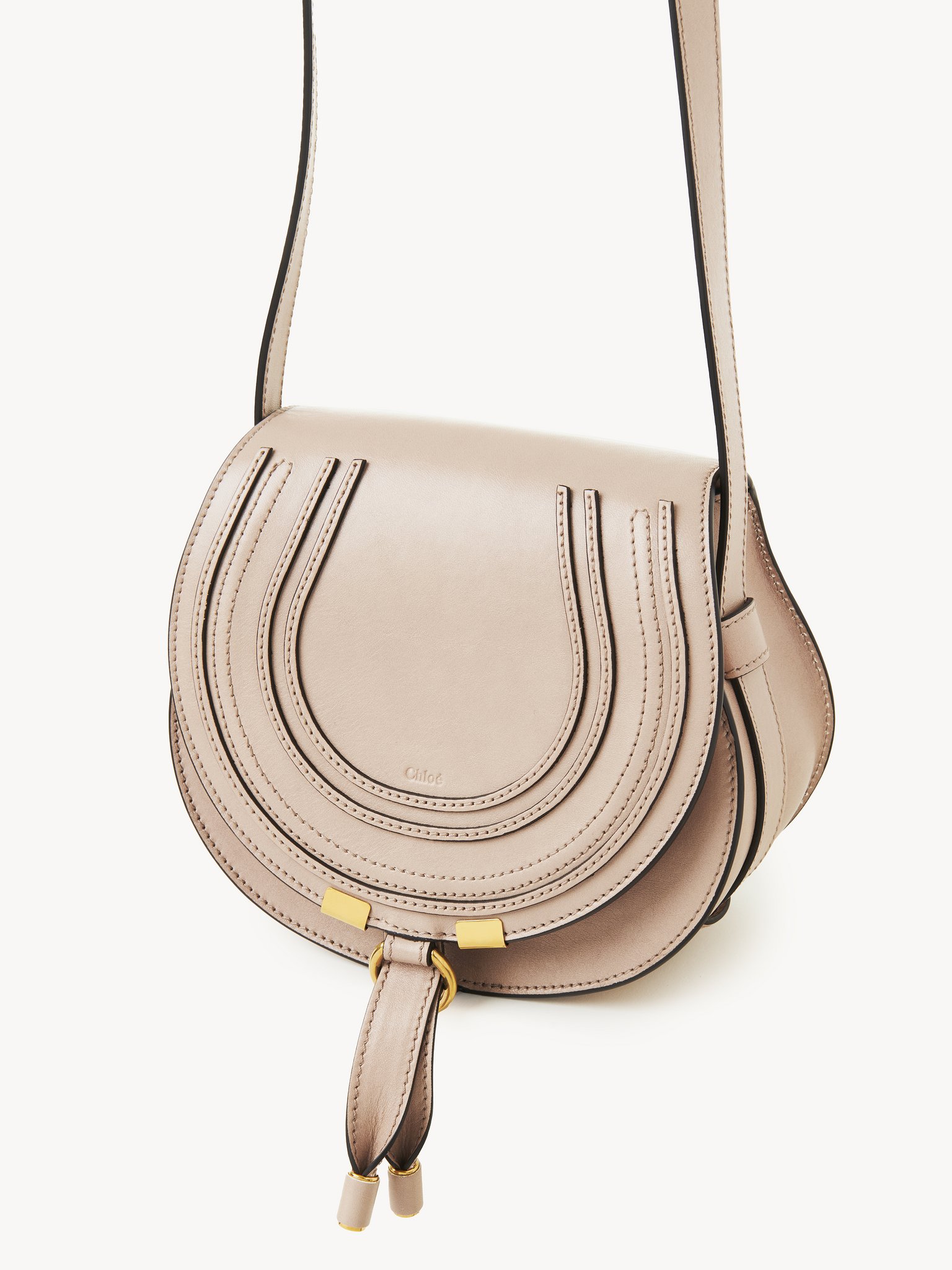 Borsa saddle Marcie piccola in pelle lucida Pelle di vitello lucida
Deep Beige Dettaglio del prodotto