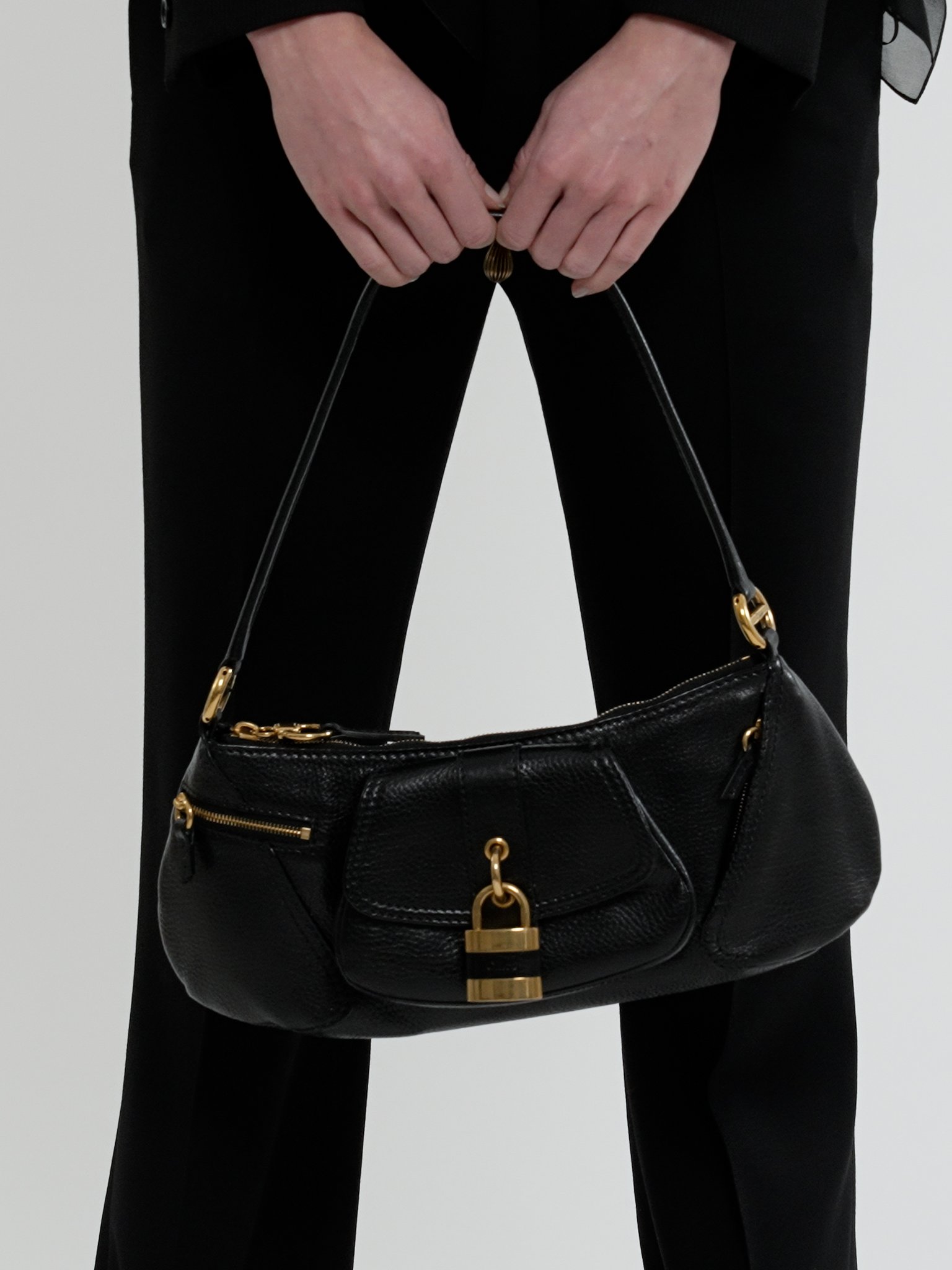 The 99 shoulder bag in grained leather Shiny grained calfskin
Black [*** acc_altImage_shotV ***]