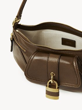 The 99 shoulder bag in grained leather Shiny grained calfskin
Dark Khaki Front view of the product being worn