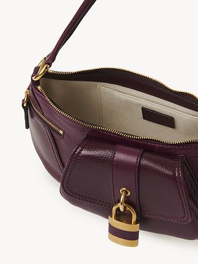 The 99 shoulder bag in grained leather Shiny grained calfskin
Dimness Purple Front view of the product being worn