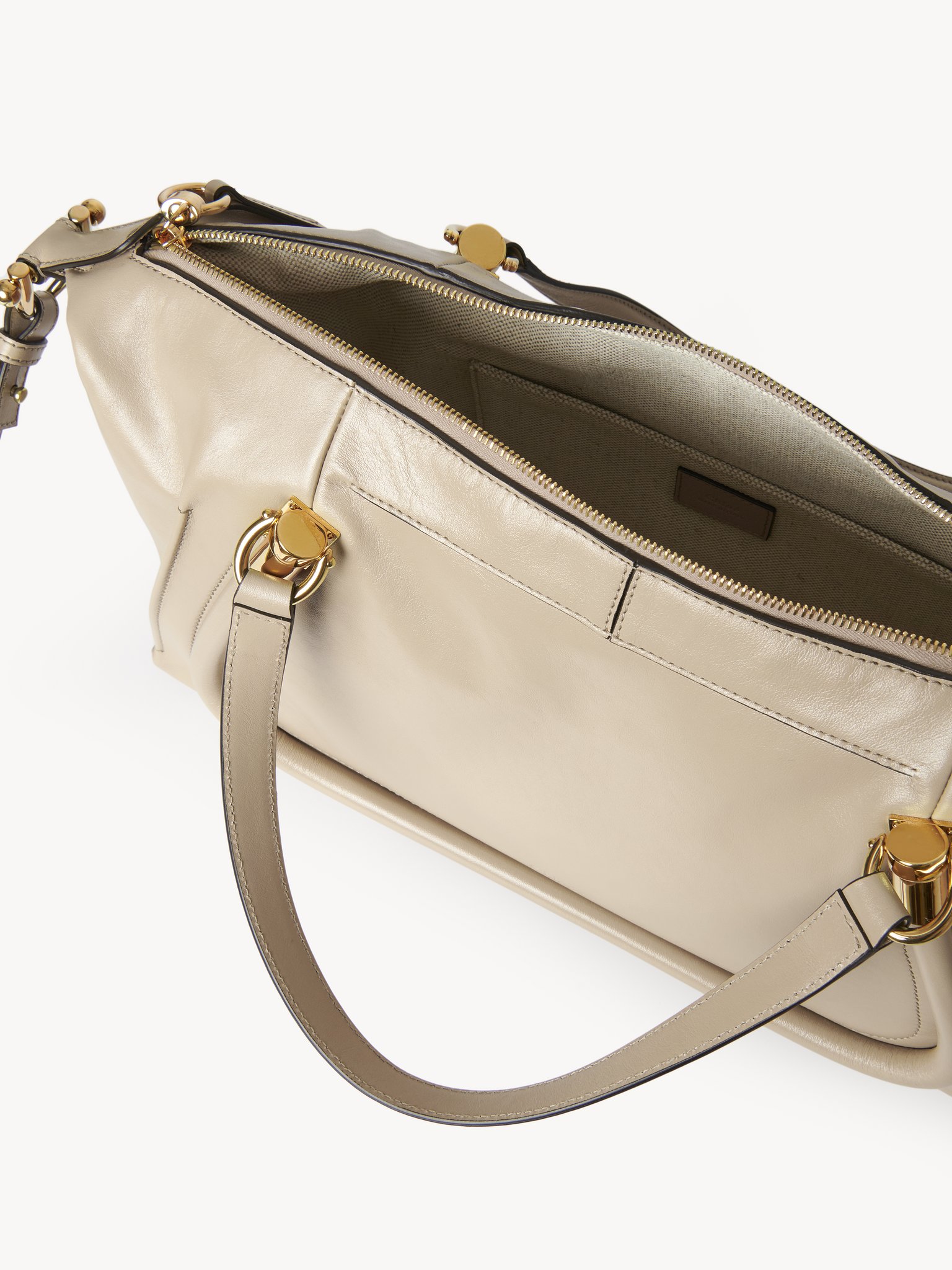 Paraty 24 bag in shiny leather Natural shiny calfskin
Sweet Beige 