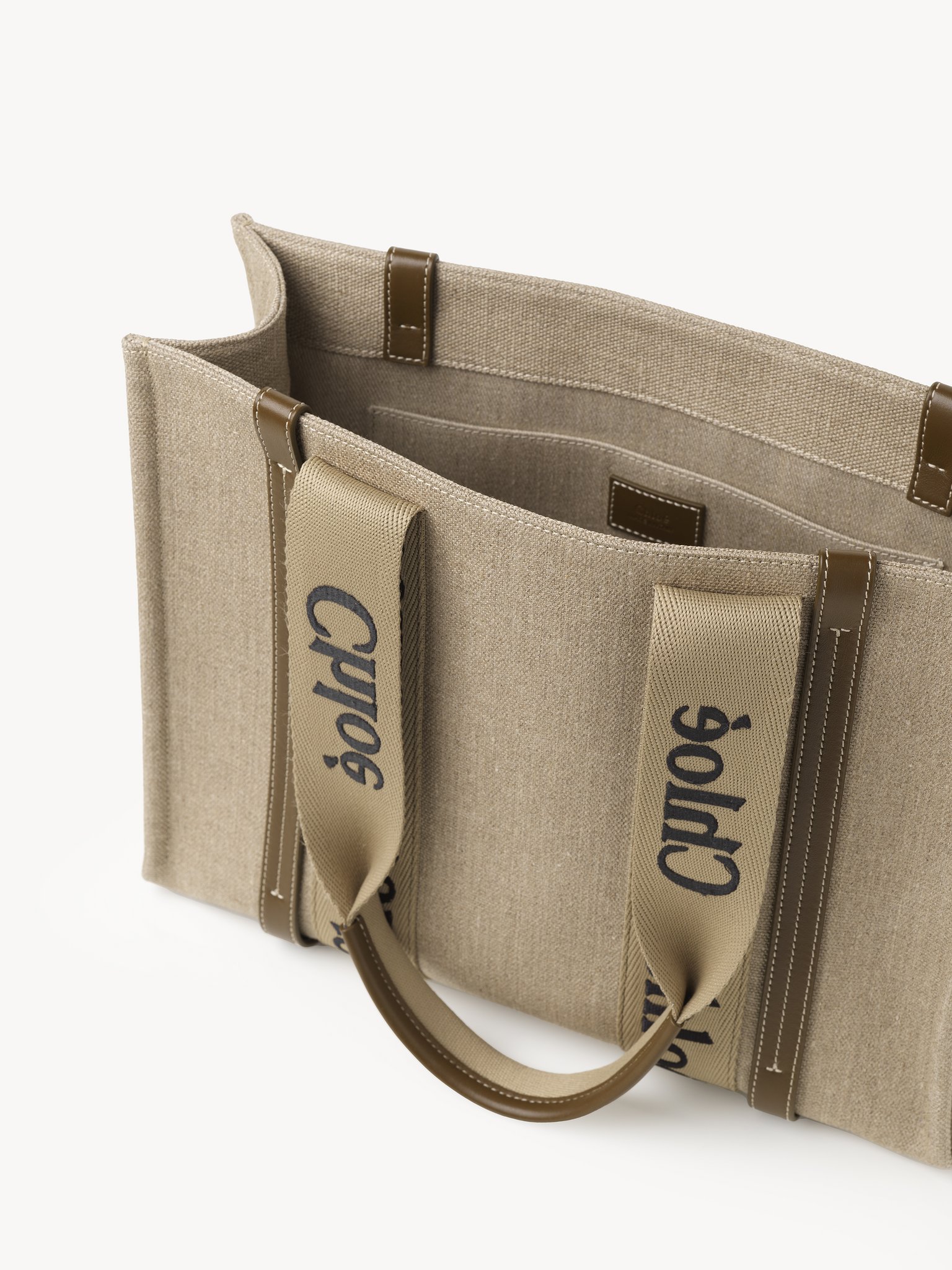 Woody tote bag in linen Linen canvas, calfskin & webbing
Bronze Brown Front view of the product being worn