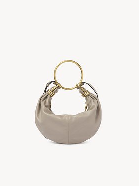 Small Bracelet hobo bag in grained leather Shiny grained calfskin
Motty Grey