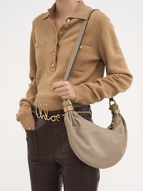 Small Bracelet hobo bag in grained leather Shiny grained calfskin
Motty Grey [*** acc_altImage_shotH ***]