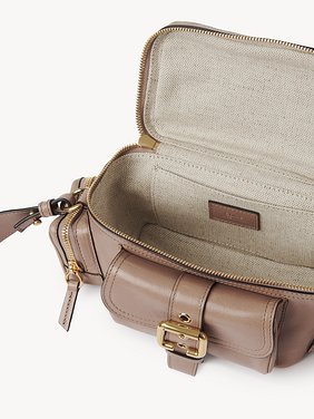 Small camera bag in shiny leather Natural shiny buffalo leather
Woodrose 