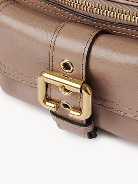 Small camera bag in shiny leather Natural shiny buffalo leather
Woodrose 