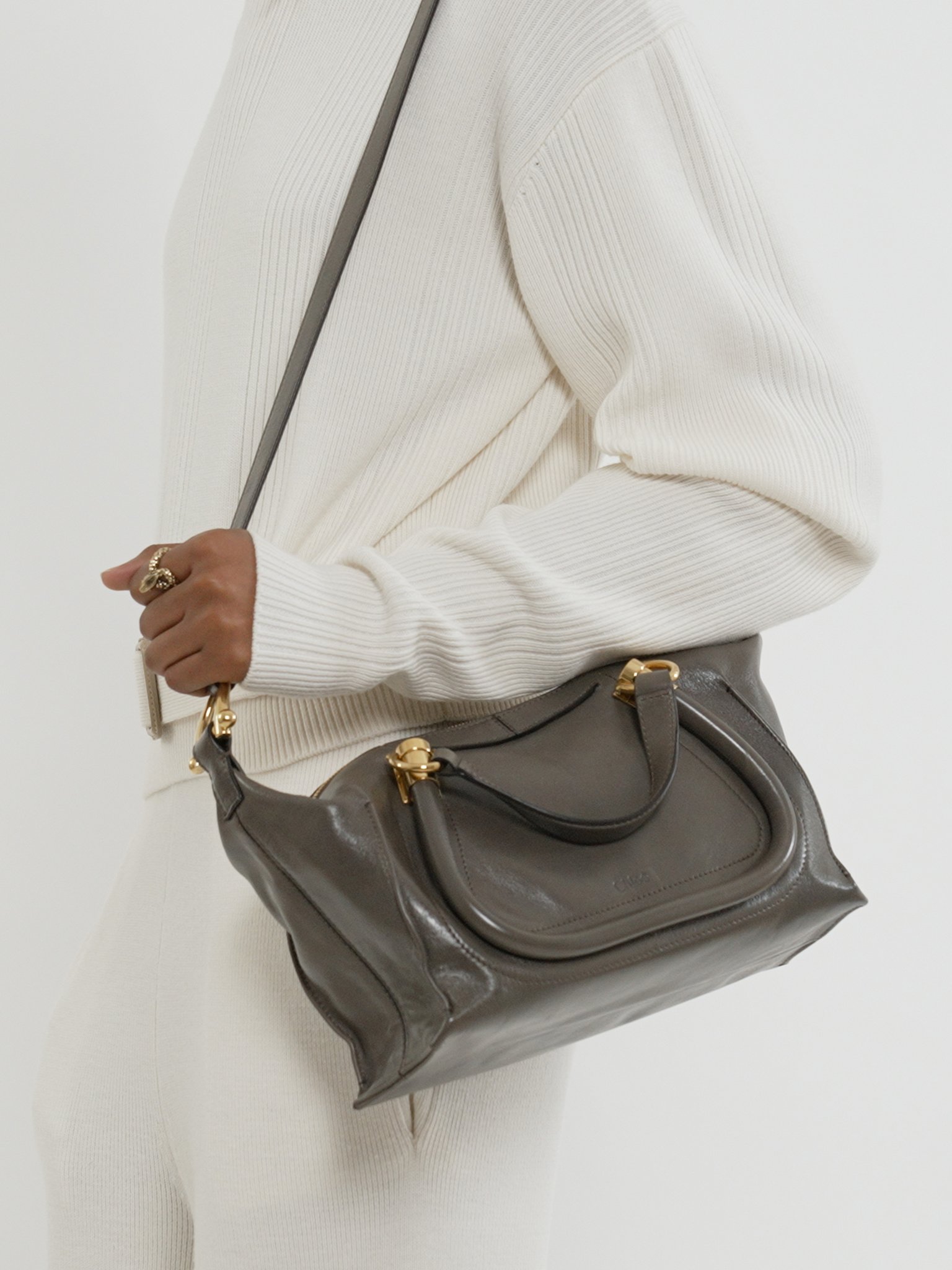 Small Paraty 24 bag in shiny leather Natural shiny calfskin
Flannel Grey [*** acc_altImage_shotV ***]