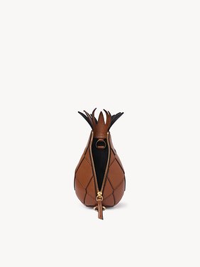 Pineapple shoulder bag in grained leather Shiny grained calfskin
Clay Brown Front view of the product being worn