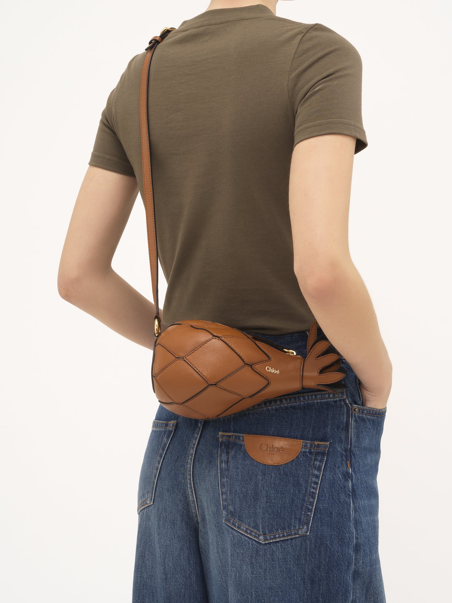 Pineapple shoulder bag in grained leather Shiny grained calfskin
Clay Brown [*** acc_altImage_shotG ***]