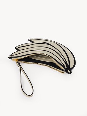 Banana flat pouch in grained leather Shiny grained calfskin
Vegetal Beige Product detail