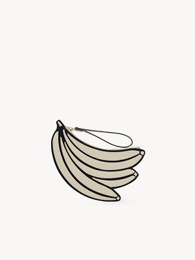 Banana flat pouch in grained leather Shiny grained calfskin
Vegetal Beige