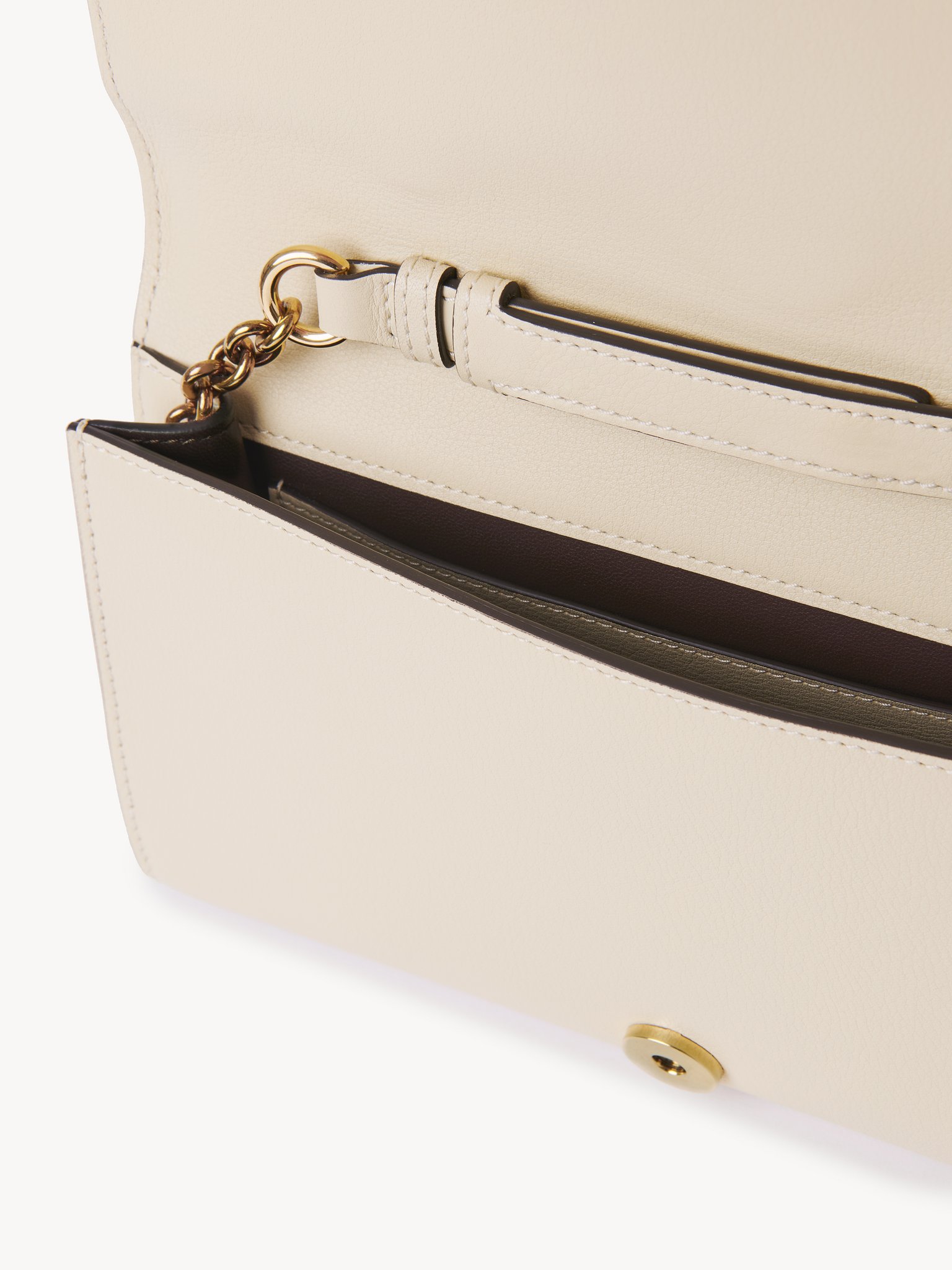 The Chloé Iconic crossbody bag in soft leather Smooth calfskin
Sweet Beige Front view of the product being worn