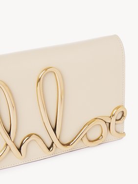 The Chloé Iconic crossbody bag in soft leather Smooth calfskin
Sweet Beige Front view of the product being worn