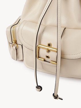 Camera Bucket bag in shiny leather Natural shiny buffalo leather
Sweet Beige 