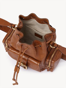 Camera Bucket bag in shiny leather Natural shiny buffalo leather
Clay Brown 