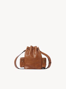 Camera Bucket bag in shiny leather Natural shiny buffalo leather
Clay Brown 