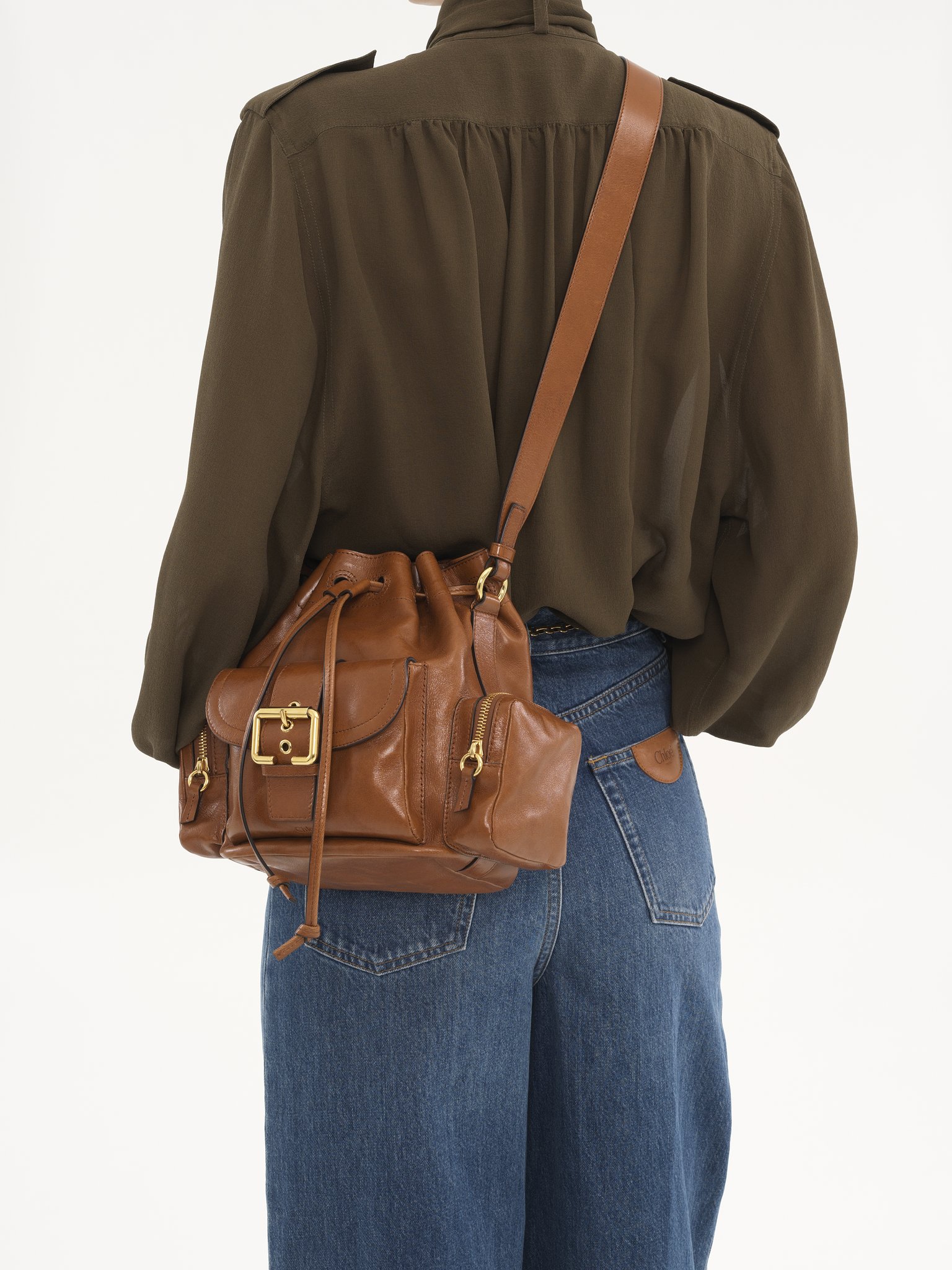 Camera Bucket bag in shiny leather Natural shiny buffalo leather
Clay Brown Back view of the product