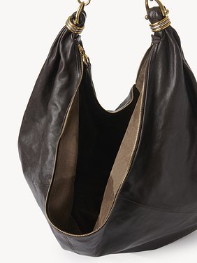 Oversized Bracelet Hobo bag in grained leather Grained buffalo leather
Kohl Brown Front view of the product being worn