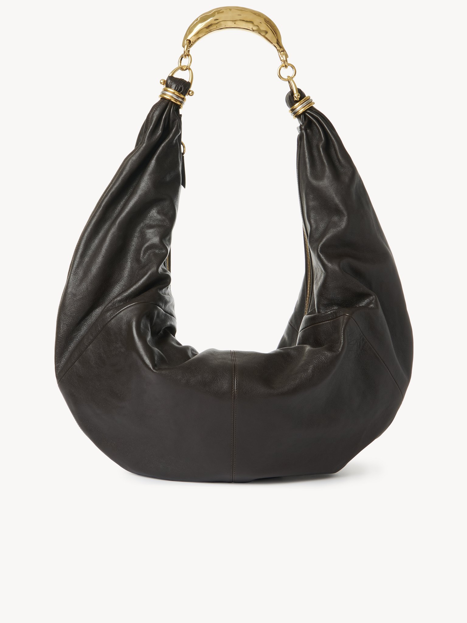 Oversized Bracelet Hobo bag in grained leather Grained buffalo leather
Kohl Brown Top view of the product