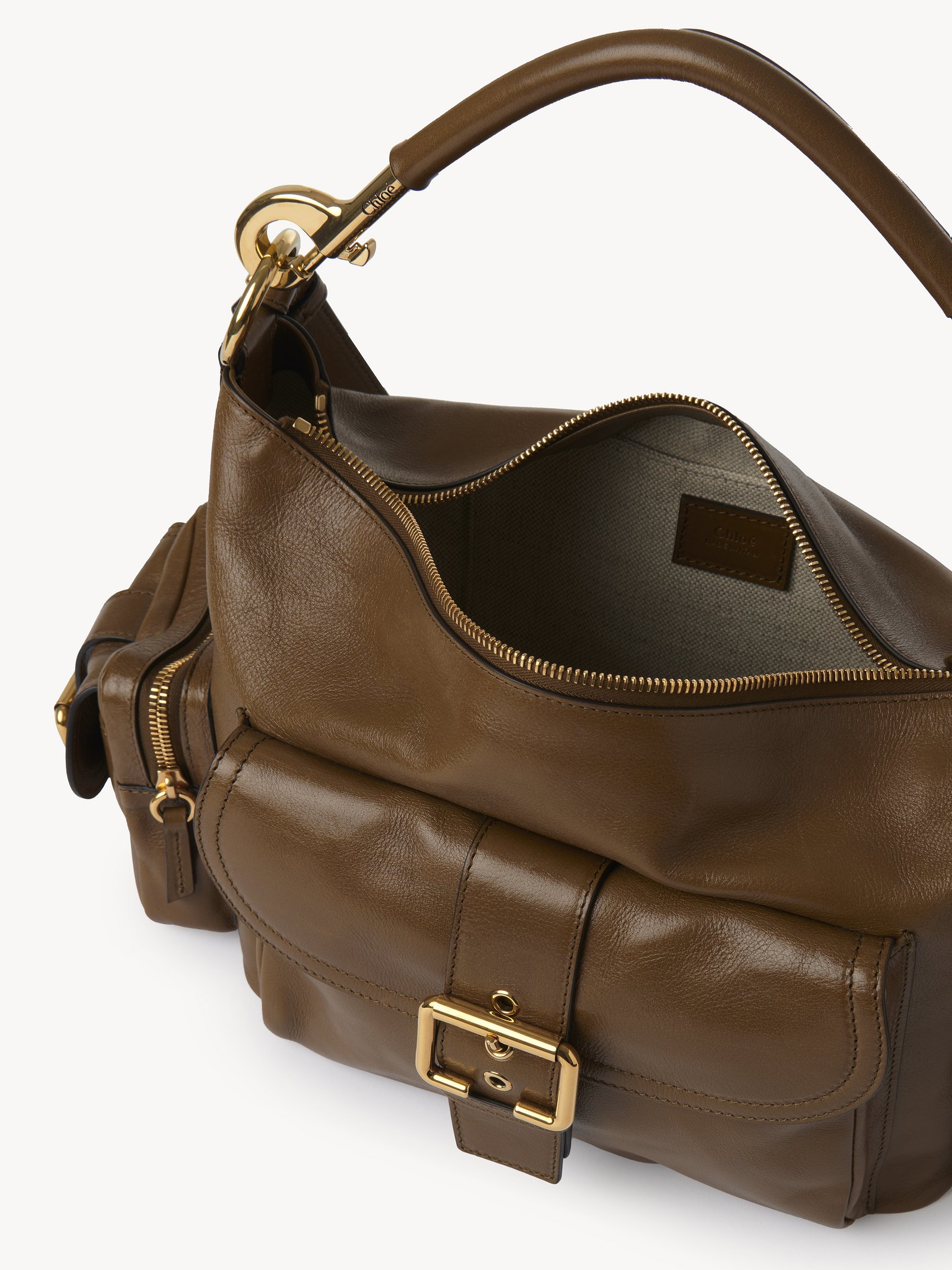 Camera bag in shiny leather Natural shiny buffalo leather
Dark Khaki 