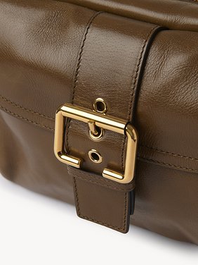 Camera bag in shiny leather Natural shiny buffalo leather
Dark Khaki 