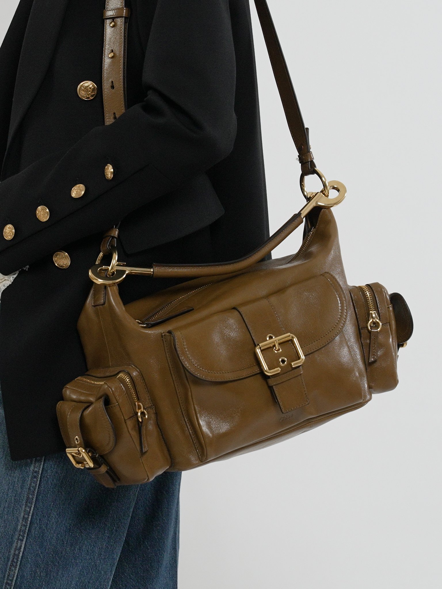 Camera bag in shiny leather Natural shiny buffalo leather
Dark Khaki [*** acc_altImage_shotV ***]