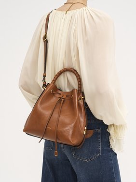 Marcie bucket bag in shiny leather Shiny calfskin
Clay Brown [*** acc_altImage_shotG ***]