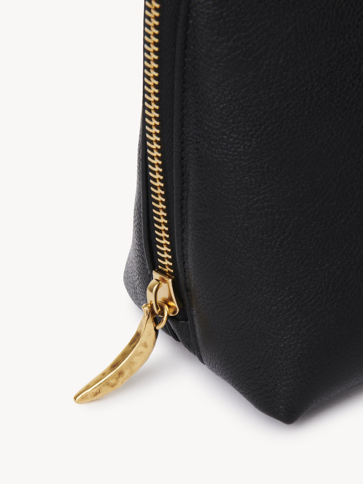 Large Banana cosmetic pouch in grained leather Shiny grained calfskin
Black 