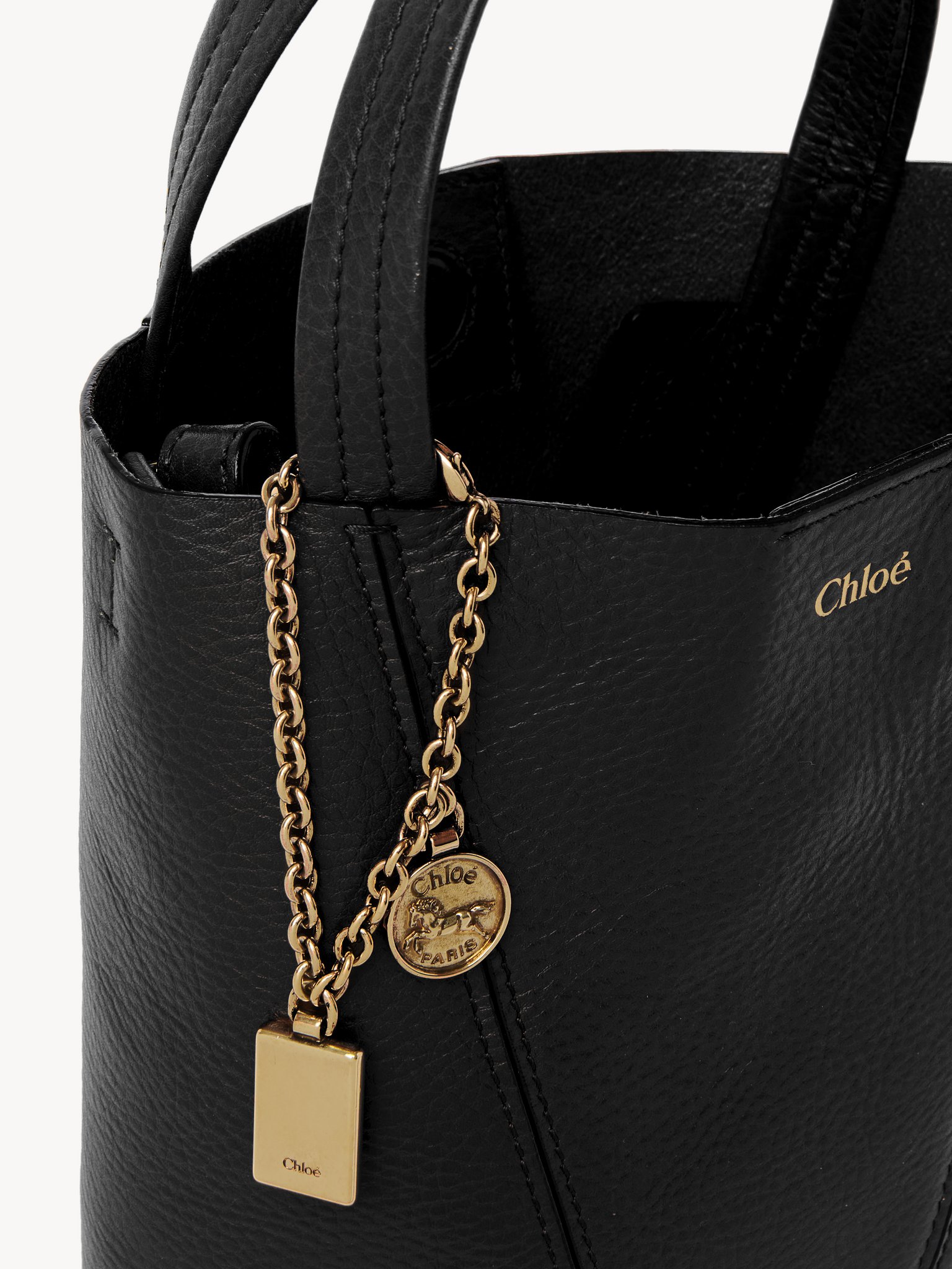 Small Chloé Spin tote bag in grained leather Shiny grained calfskin
Black 