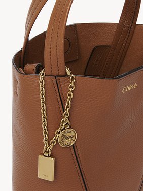 Small Chloé Spin tote bag in grained leather Shiny grained calfskin
Clay Brown 