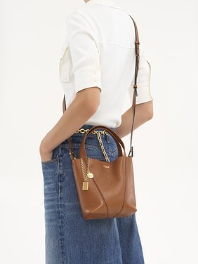 Small Chloé Spin tote bag in grained leather Shiny grained calfskin
Clay Brown [*** acc_altImage_shotG ***]