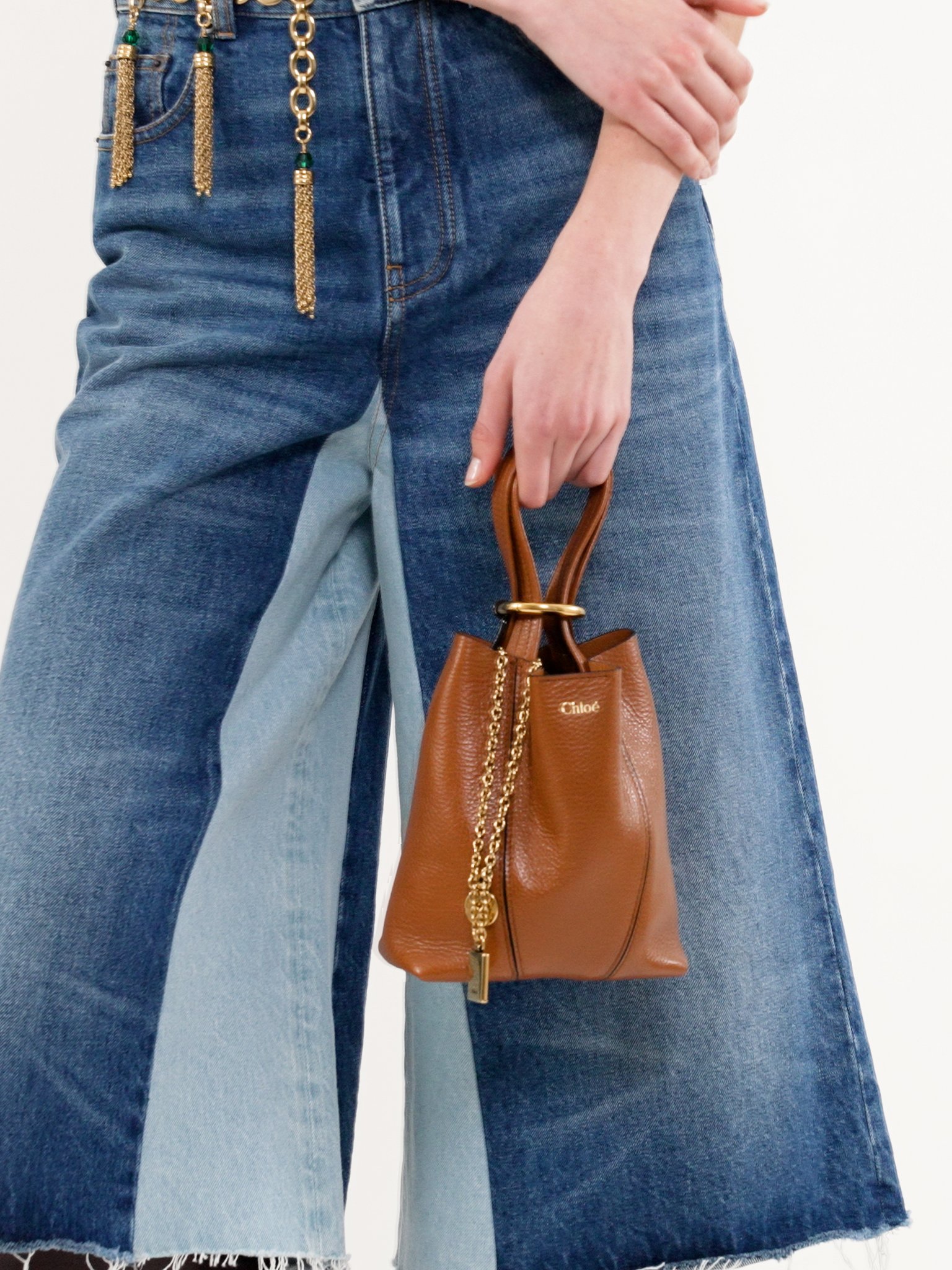 Small Chloé Spin tote bag in grained leather Shiny grained calfskin
Clay Brown [*** acc_altImage_shotV ***]