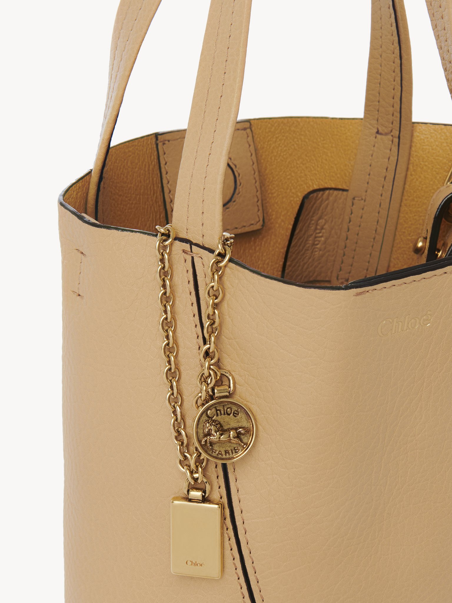 Small Chloé Spin tote bag in grained leather Shiny grained calfskin
Milky Brown 